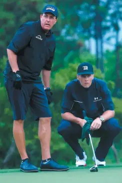  ?? PHOTO AFP ?? Phil Mickelson et Tom Brady formaient un duo lors d’un événement-bénéfice visant à récolter des fonds pour la lutte contre la COVID-19 hier en Floride.