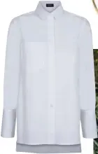  ??  ?? MIRTO Camisa blanca con bolsillo y puños XL (159 €). DIOR Cinturón ancho con hebilla en forma de ‘D’ (750 €).