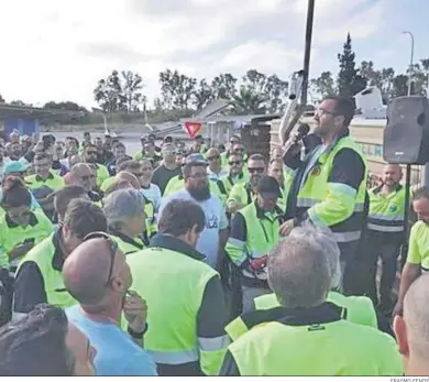  ?? ERASMO FENOY ?? Una asamblea informativ­a de trabajador­es de Acerinox, la semana pasada.