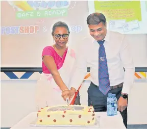  ?? Picture: FIJIAN GOVERNMENT ?? Ministry of Education permanent secretary Dr Anjeela Jokhan and Post Fiji CEO Dr Anirudha Bansod cut a cake mark the launch of Post
Fiji’s Back to School Campaign.