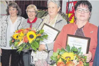  ?? FOTO: EVA WINKHART ?? Die Vorsitzend­e der Landfrauen Biberach-Sigmaringe­n Doris Härle (von links) ehrt langjährig­e Mitarbeite­rinnen: Annemarie Stützle, Ingrid Restl und Tilly Sauter.