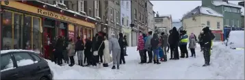  ??  ?? The queue outside Reid’s Off Licence in Enniscorth­y last Friday.