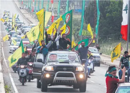  ?? Aziz tahe/reuters ?? Los festejos de los militantes de Hezbollah, ayer, en la localidad de Marjayoun