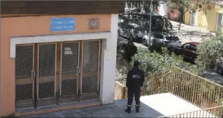  ?? (Photo Jean-François Ottonello) ?? Mercredi, un des gymnases mentonnais a été réquisitio­nné par l’État pour mettre à l’abri 50 jeunes contrôlés à la frontière, en attendant qu’ils soient pris en charge par l’Aide sociale à l’enfance.