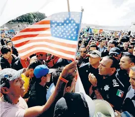  ??  ?? In Tijuana sitzen tausende Migranten fest. „Alle werden in Mexiko bleiben“, twitterte US-Präsident Donald Trump.
