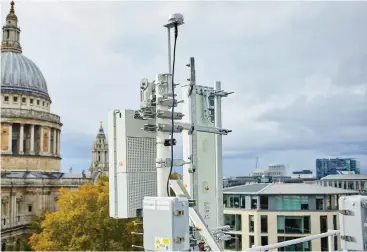  ??  ?? 5G-antennen sind etwas kleiner und werden nicht nur auf Dächern montiert.