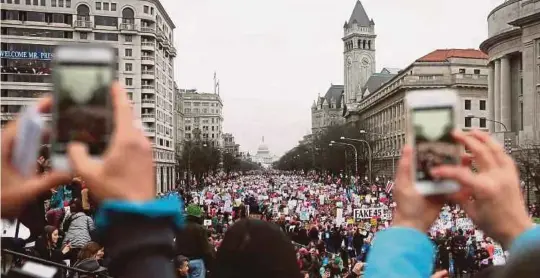  ??  ?? Penunjuk perasaan mengambil bahagian dalam Perarakan Wanita di Washington.