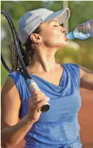  ?? Shuttersto­ck Foto ?? Teniški igralci morajo poskrbeti, da dobi njihovo telo med treningom in tekmo dovolj tekočine.