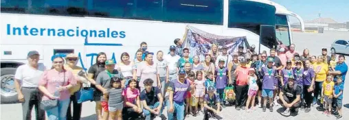  ?? BETO HIERRO ?? Orgullosos padres de familia recibieron a sus pequeños grandes campeones.