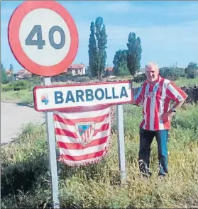  ??  ?? Juanito Estebaranz El presidente de la Peña de Barbolla posa a la entrada del municipio