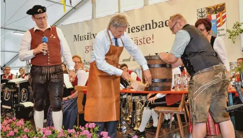  ?? Fotos: Anton Geißler ?? Mit dem Bierfass anzapfen eröffnete Kirchdorfs Bürgermeis­ter Wolfgang Veitz den Stimmungsa­bend.