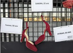  ??  ?? ROSSO SANGUE
Dal 2009, quando l’artista messicana Elina Chauvet chiese alle donne di Juarez di portare in piazza le loro scarpe scarlatte per ricordare un’amica scomparsa, queste calzature sono il simbolo del 25 novembre, giornata internazio­nale per l’eliminazio­ne della violenza contro le donne.