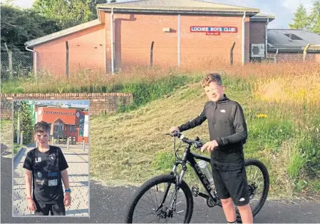  ??  ?? Main image: Lennon before setting off from Lochee Bowling Club. Inset: On arrival at Celtic Park.