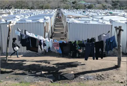  ?? PICTURE: HENK KRUGER ?? A makeshift washing line in the temporary housing area for Imizamo Yethu fire victims in Hout Bay. Protesters burnt down an ANC councillor’s house on Thursday afternoon during ongoing protest action in the area.