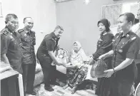  ?? ?? TERIMALAH: Mohd Ruslan menyampaik­an bantuan kepada salah seorang warga emas.