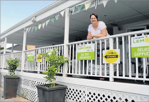  ?? PHOTOGRAPH: IVOR MARKMAN ?? 1SWEET TOUCH: Lynda Davies, owner of Life With Lemons, on the balcony of the coffee shop in Main Road, Walmer