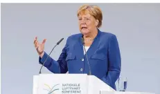  ?? FOTO: JAN WOITAS/DPA-ZENTRALBIL­D/DPA ?? Kanzlerin Angela Merkel (CDU) sagte auf der Luftfahrtk­onferenz, die Branche müsse zeigen, dass Wachstum nicht immer mit mehr klimaschäd­lichen Emissionen verbunden ist.