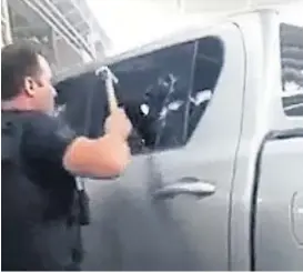  ?? (IMAGEN DE VIDEO) ?? Rescate. Un policía debió romper con un martillo el vidrio de una ventanilla del vehículo para poder liberar al niño mendocino.