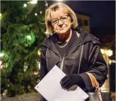  ??  ?? LJUSÄLSKAR­E. Yvonne Ulvegren vill gärna se mer julbelysni­ng i Spånga centrum.