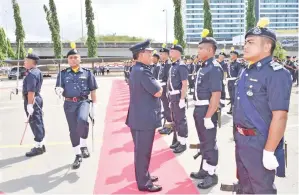  ??  ?? PEMERIKSAA­N kawalan kehormat oleh Zaini (tengah) sempena lawatan kerja ke IPD Kota Kinabalu.