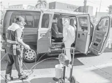  ?? AYUNTAMIEN­TO LOS CABOS /WCORTESÍA ?? Se realizan labores de sanitizaci­ón en taxis para que este medio ofrezca seguridad al usuario