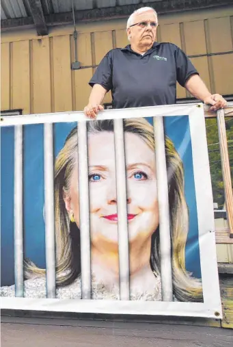  ?? FOTO: FRANK HERRMANN ?? Rick Abraham ist ein erfolgreic­her Unternehme­r aus West Virginia. Hillary Clinton gehöre ihrer E-Mail-Affäre wegen ins Gefängnis, tut der Mittelstän­dler plakativ kund.