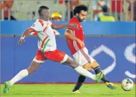  ?? REUTERS ?? ▪ Egypt's Mohamed Salah (R) in action during Saturday’s 60 win over Niger in Africa Cup of Nations qualifying.