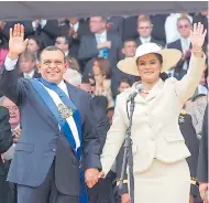  ??  ?? PAREJA. Lobo Sosa y Rosa Elena en una foto durante la toma de posesión.