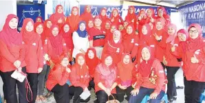  ??  ?? HAJIJI bersama ahli Wanita Umno semasa melawat PDM Telipok di Rugading.