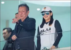 ?? ?? Peter Lim y su esposa, Cherie Lim, en un partido en Mestalla.