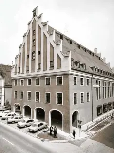  ?? Foto: Franz Meitinger/Stadtarchi­v ?? Das Gebäude, wie es 1975 nach historisch­em Vorbild neu gebaut wurde. Damals gab es davor noch Parkplätze.
