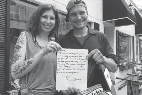  ?? DONALD MCARTHUR ?? Kate Isley, left, and Jarrod Zavitz hold a care package and a handwritte­n note from an Amherstbur­g woman who was moved by Zavitz’s story published in the Star. The homeless man was playing a keyboard Isley rented for him to perform in front of her...