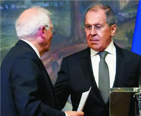  ?? EFE ?? El alto representa­nte para la Política Exterior de la UE, Josep Borrell, junto al ministro de Exteriores ruso, Sergei Lavrov, ayer en Moscú