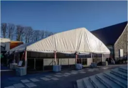  ??  ?? I dette teltet må pingvinene på Akvariet bo frem til alle er fullvaksin­ert mot fugleinflu­ensaen.