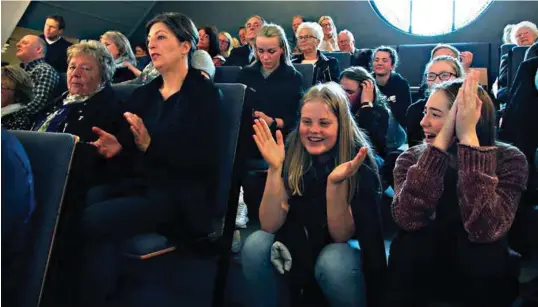  ?? FOTO: KJETIL REITE ?? I Flekkerøy kirke måtte folk sitte på golvet under gudstjenes­ten første påskedag. Menigheten er en av få som har vokst de siste ti årene. Framme: Anne Grastveit (t.v.) og Henriette Sjøvold (begge 16).