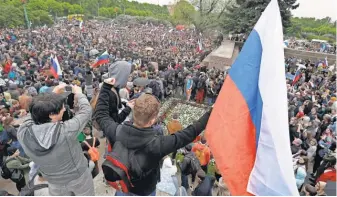  ?? DMITRI LOVETSKY, AP ?? People gather for an anti- corruption rally in St. Petersburg, Russia, onMonday. St. Petersburg was one of 160 cities that held demonstrat­ions.