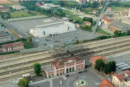  ??  ?? Dal cielo In basso la stazione centrale, oltre i binari la struttura bianca della fiera