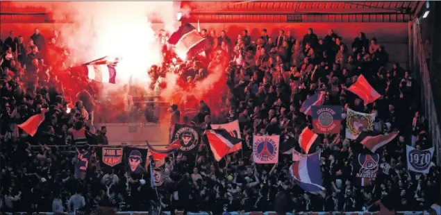  ??  ?? BENGALAS EN EL ÚLTIMO PARTIDO. Los ultras del PSG accedieron con bengalas al Stade de l’Aube para presenciar el Troyes-PSG (0-3), del pasado sábado en la Ligue 1.