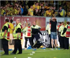  ?? FOTO: CLAUS BONNERUP ?? Det smertefuld­e 2-2-resultat i Horsens blev for meget for enkelte Brøndby-fans.