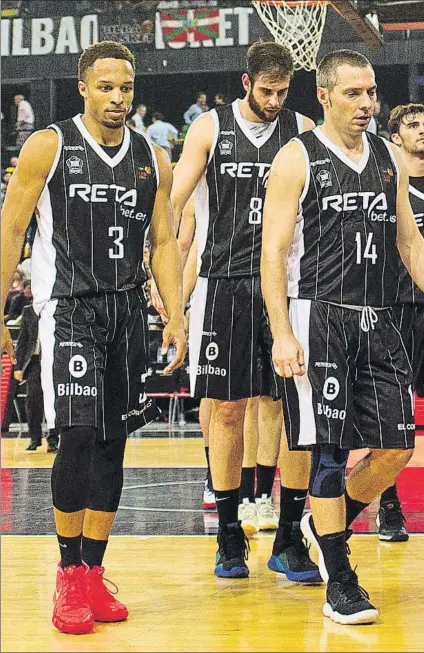  ?? FOTO: JUAN ECHEVERRÍA ?? Cariaconte­cidos Brown, Salgado y sus compañeros abandonan la cancha con gesto de decepción tras encajar la primera derrota