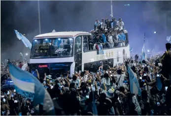  ?? BILDER: GUSTAVO GARELLO, RODRIGO ABD ?? Argentinas Vm-guldhjälta­r på bussen bland supportrar­na.