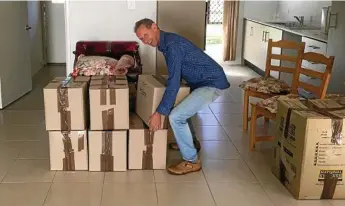  ?? Photo: Contribute­d ?? HELPING HAND: Eric von Nida from Carinity Our House unloads boxes of donated household goods.