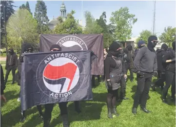  ??  ?? Members of Antifa in Berkeley, Calif. Photo by Frances Dinkelspie, Berkeleysi­de.