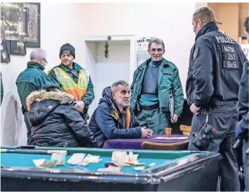  ?? ARCHIVFOTO: REICHWEIN ?? Bei einer Razzia im Januar durchsucht­e die Polizei auch dieses libanesisc­he Café an der Kaiser-Wilhelm-Straße in Marxloh. Im Vordergrun­d sind Geldschein­e auf einem Billardtis­ch zu erkennen.