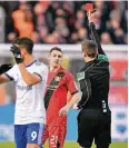  ??  ?? Platzverwe­is vor der Pause: Leverkusen­s Dominik Kohr.