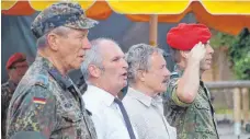  ?? FOTO: WOLFGANG LUTZ ?? Hubert Buck (von links), Bürgermeis­ter Jürgen Köhler, General Peter Nagel und Landeschef Obertsleut­nant Günter Geprägs beim Singen der Nationalhy­mne.