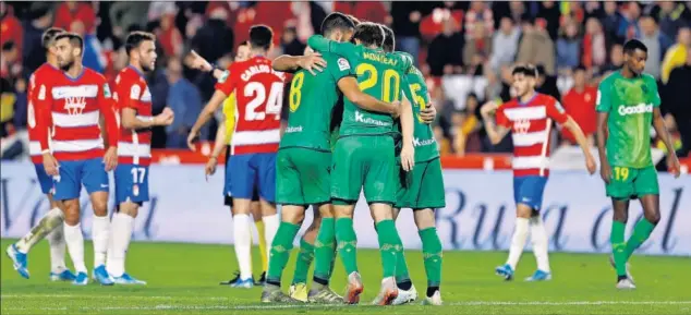  ??  ?? Los jugadores de la Real Sociedad festejan el tanto de la victoria contra el Granada, obra de Portu, que les pone con los mismos puntos que el Barça y el Real Madrid.