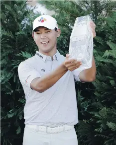  ?? O’MEARA/THE ASSOCIATED PRESS CHRIS ?? Si Woo Kim of South Korea, hold The Players Championsh­ip Trophy.