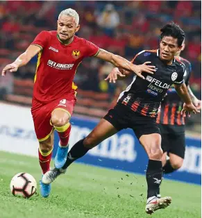  ??  ?? Long wait: selangor midfielder sandro Mendonca (left) wants the authoritie­s to determine first how long the league is going to be stopped.