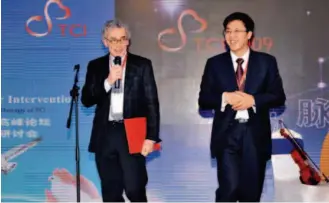  ??  ?? Zhou Yujie (right) and Professor Ferdinand Kiemeneij attend the 2010 Internatio­nal Forum on Transradia­l Cardiovasc­ular Interventi­on, at which Professor Kiemeneij presented medical records on the world’s first 100 transradia­l interventi­on surgeries to Zhou.